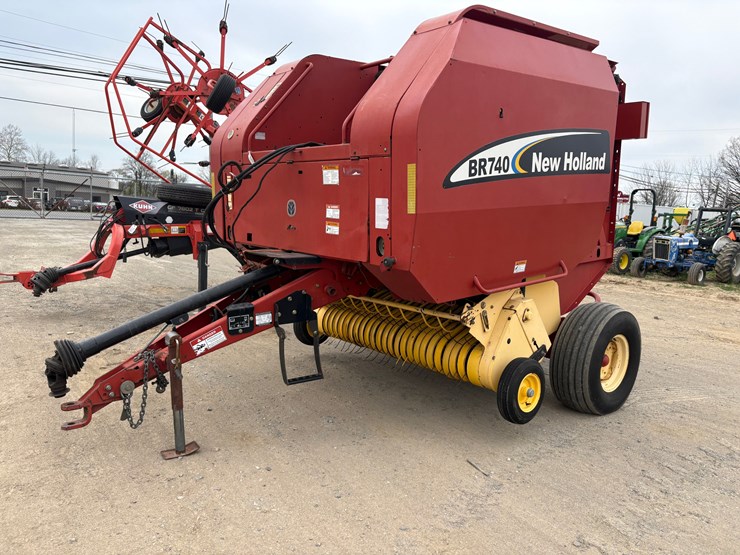 new-holland-br740-image-2