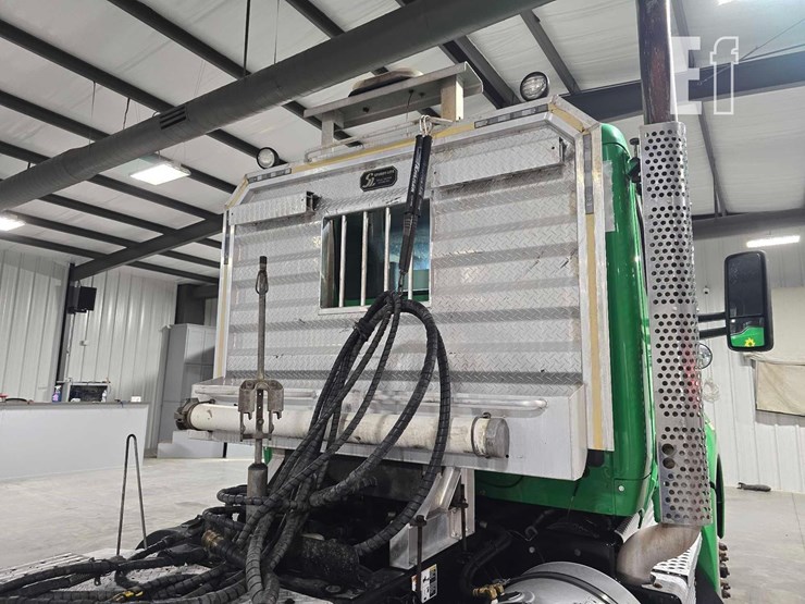 2016-kenworth-t880-image-17