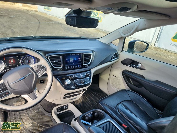 2017-chrysler-pacifica-image-15