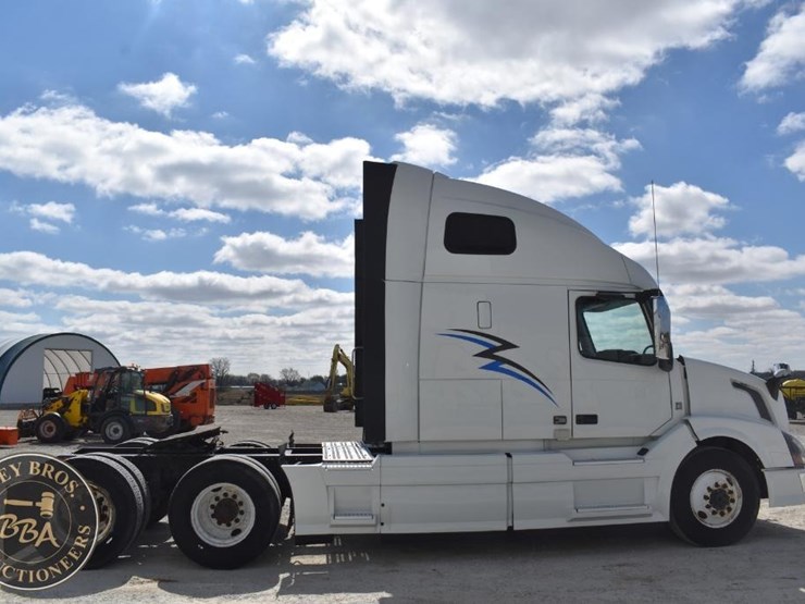 2015-volvo-vnl64t670-image-8