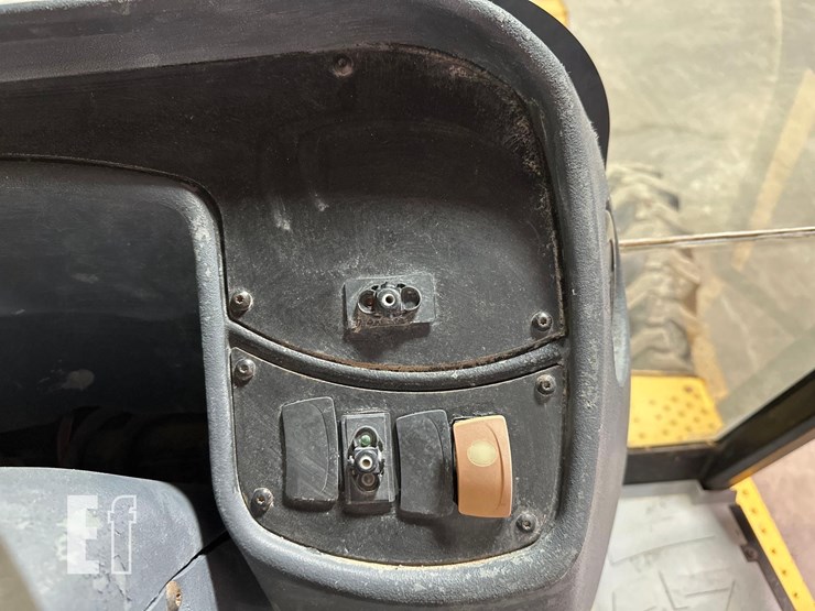 2001-caterpillar-420d-image-24