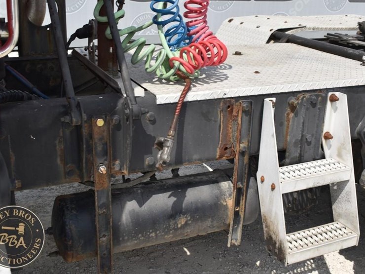 2005-peterbilt-385-image-15