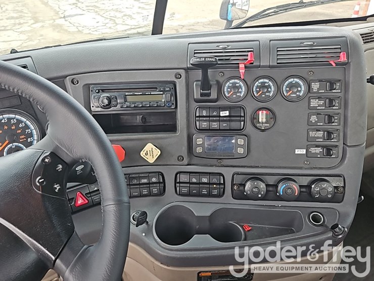 2016-freightliner-cascadia-113-image-31