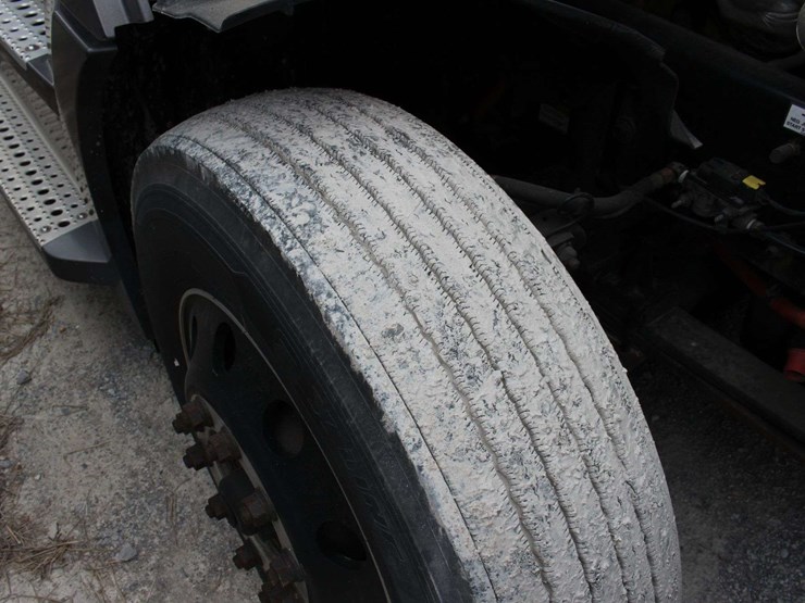 2020-freightliner-cascadia-126-image-18