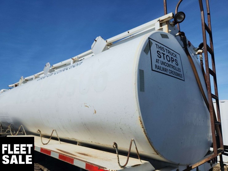 2004-peterbilt-330-image-38