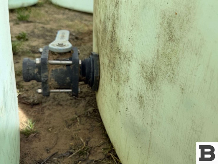 1550-gallon-round-poly-fertilizer-tank-image-6