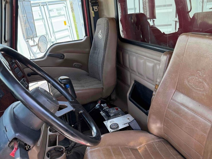 2007-mack-granite-gu713-image-27