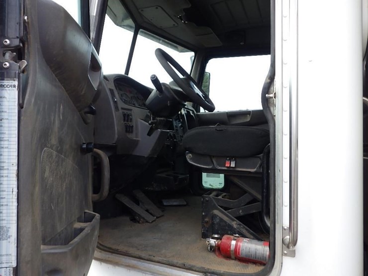 2010-peterbilt-337-image-27