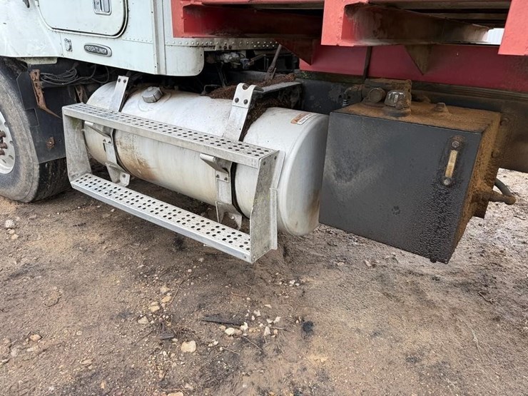 1999-freightliner-fld112-image-8