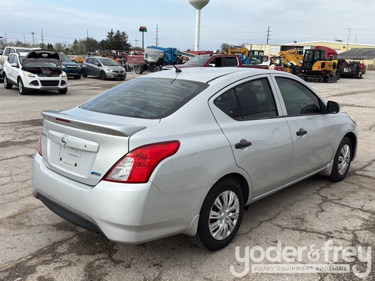2015-nissan-versa-image-3