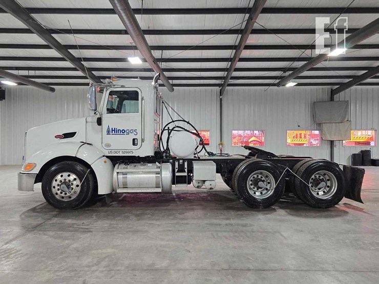 2013-peterbilt-384-image-5