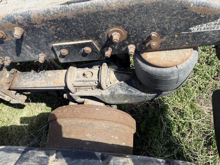 1996-peterbilt-385-image-12