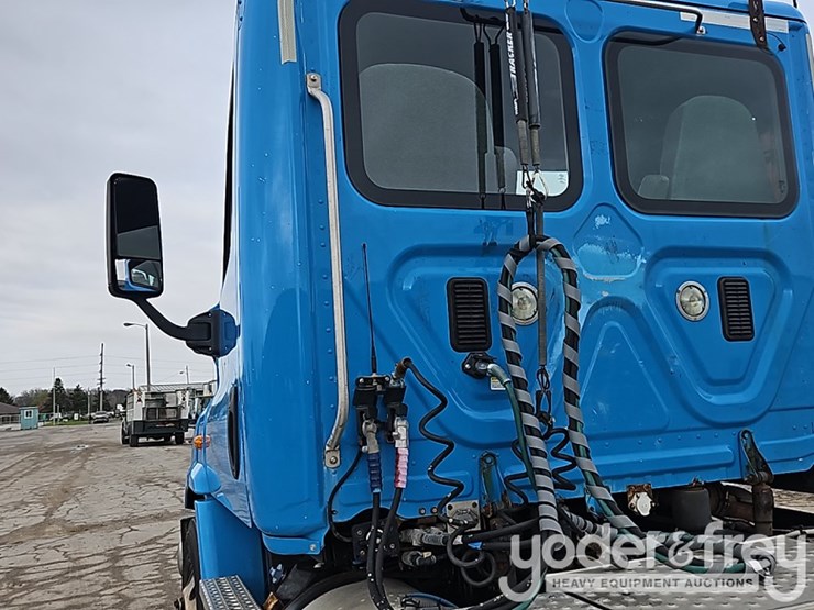 2016-freightliner-cascadia-113-image-19