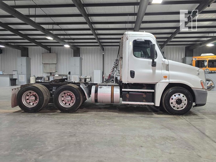 2014-freightliner-cascadia-125-image-6