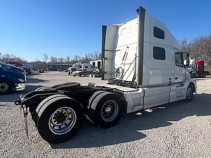 2017-volvo-vnl780-image-2