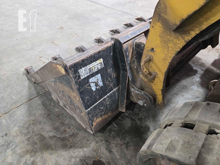 2015-caterpillar-259d-image-12