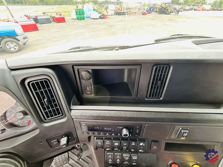 2024-international-lt62f-t/a-truck-tractor-image-100