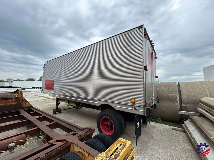 antique-bullnose-28ft-s/a-pup-trailer-image-39