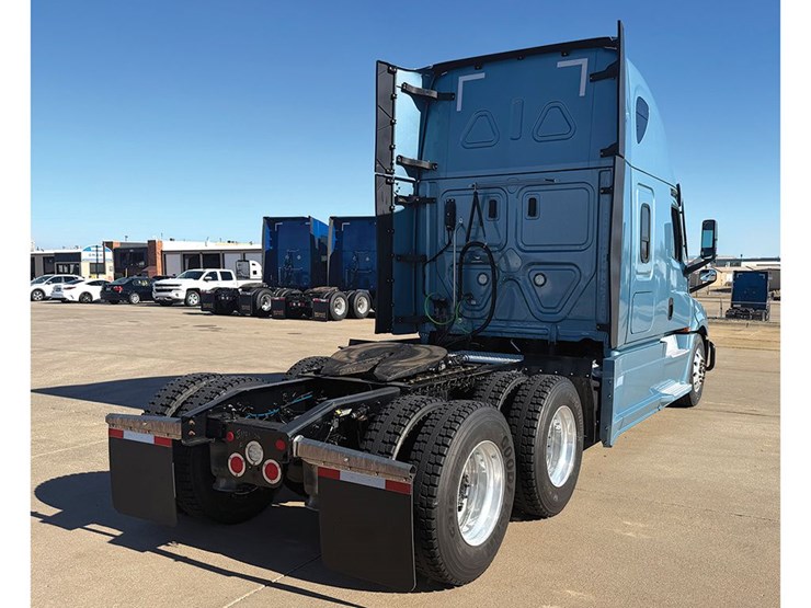 2023-freightliner-cascadia-126-image-2