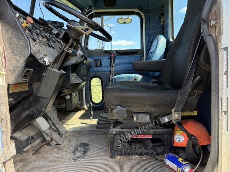 1996-peterbilt-385-image-15