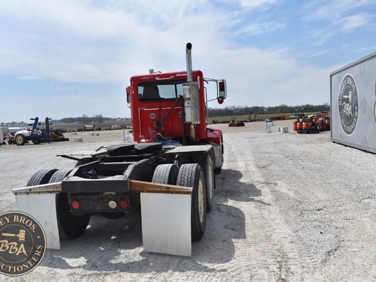 2005-peterbilt-385-image-8