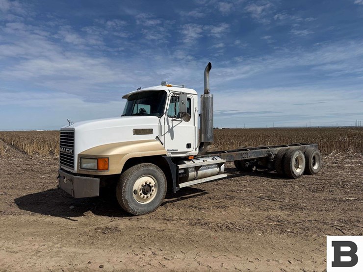 2000-mack-ch612-image-1