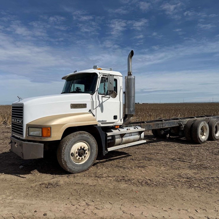 2000 MACK CH612