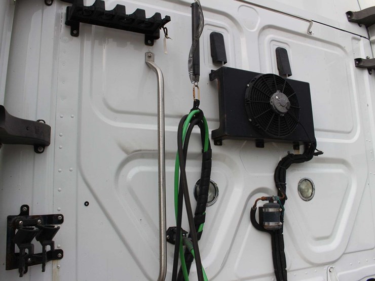 2019-freightliner-cascadia-126-image-24