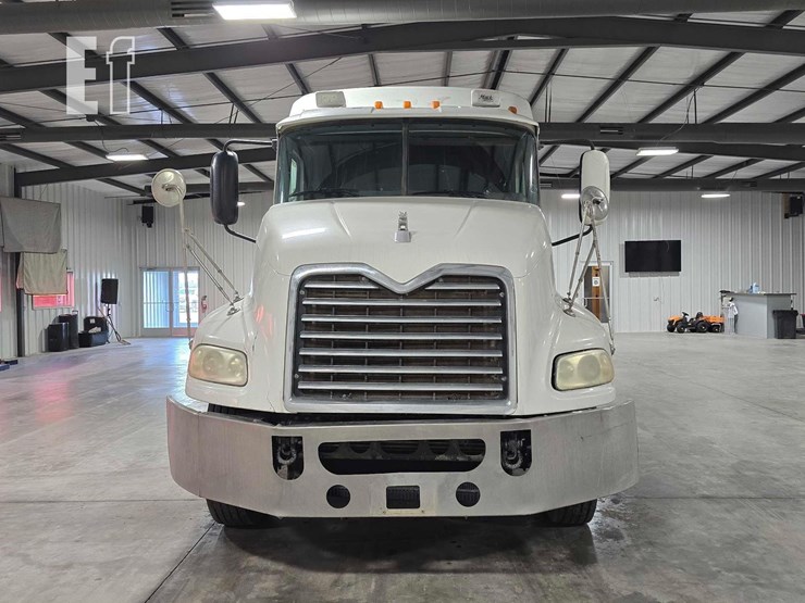 2010-mack-pinnacle-cxu613-image-7