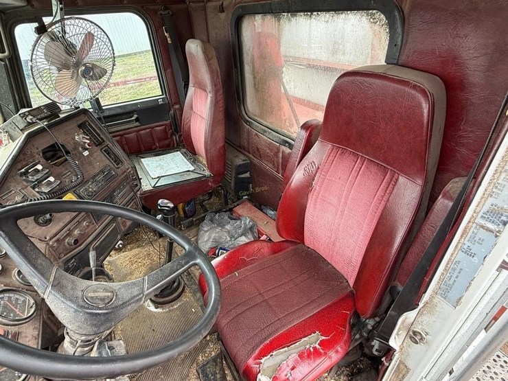 1999-freightliner-fld112-image-13