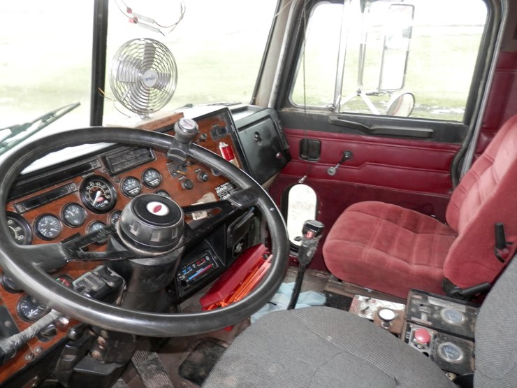 1988-peterbilt-357-image-16