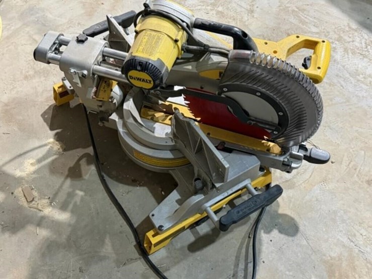 dewalt-12"-double-bevel-sliding-compound-miter-saw-image-2