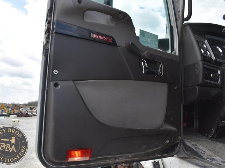 2014-kenworth-t660-image-26