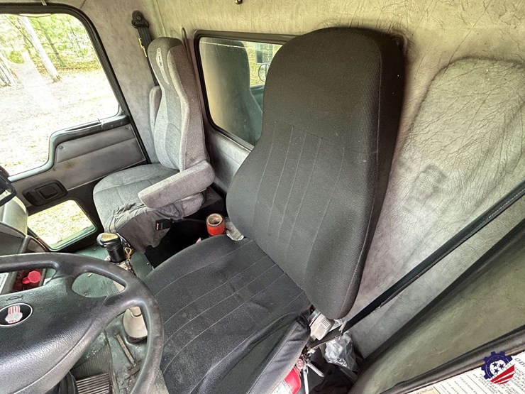 2005-kenworth-t300-image-69