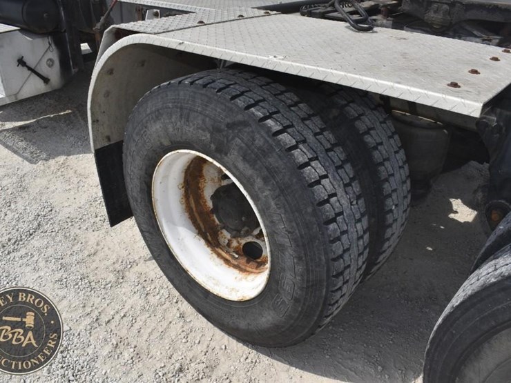 2005-peterbilt-385-image-21