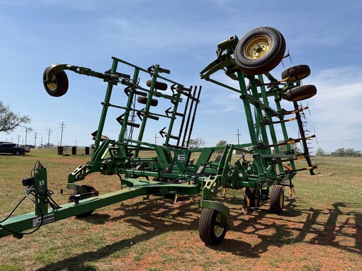 john-deere-2410-image-2