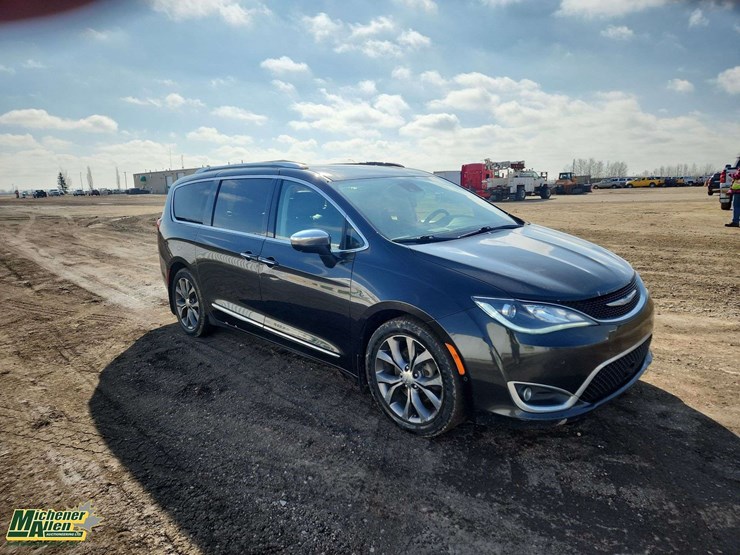 2017-chrysler-pacifica-image-4
