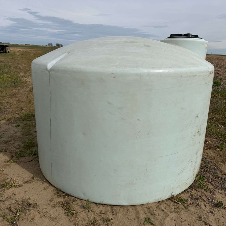 1550 Gallon Round Poly Fertilizer Tank