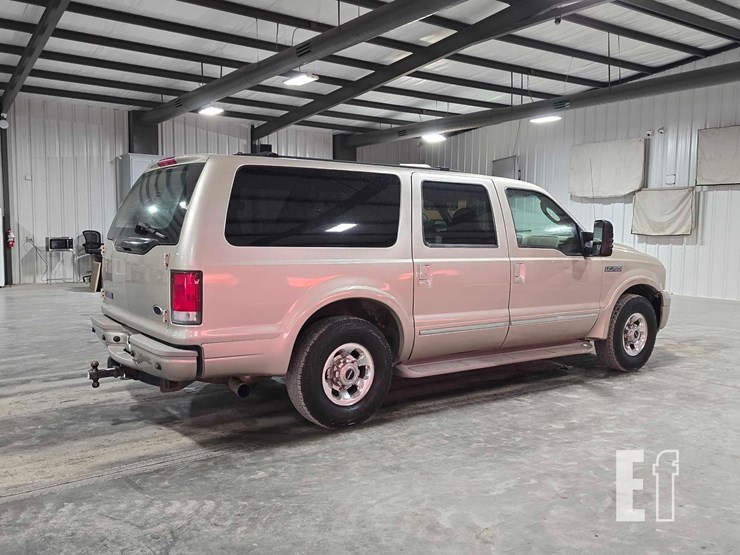 2005-ford-excursion-image-3