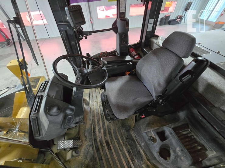 2017-deere-644k-image-15