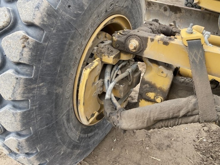 2018-caterpillar-12m3-awd-image-32