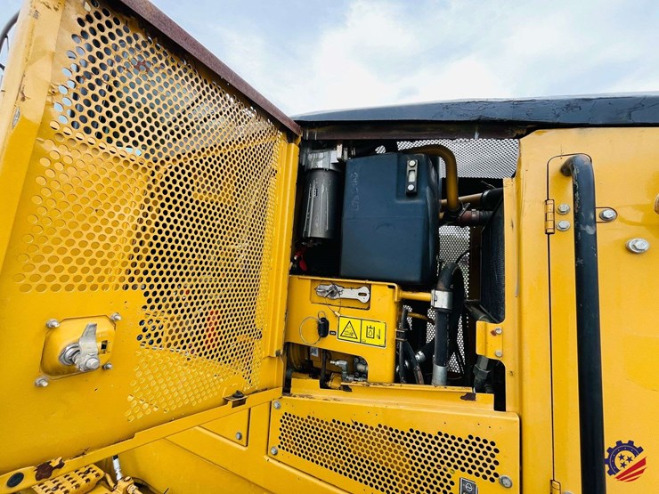 2010-caterpillar-120m-image-116