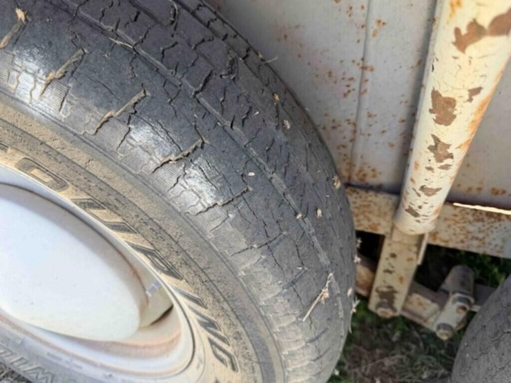 bumper-pull-livestock-trailer-image-11