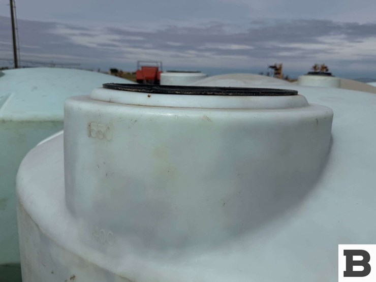 1550-gallon-round-poly-fertilizer-tank-image-3