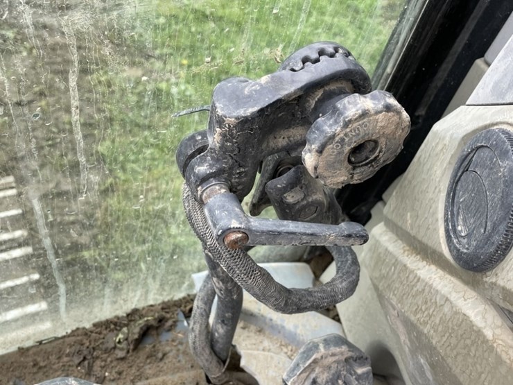 2013-caterpillar-320e-image-40