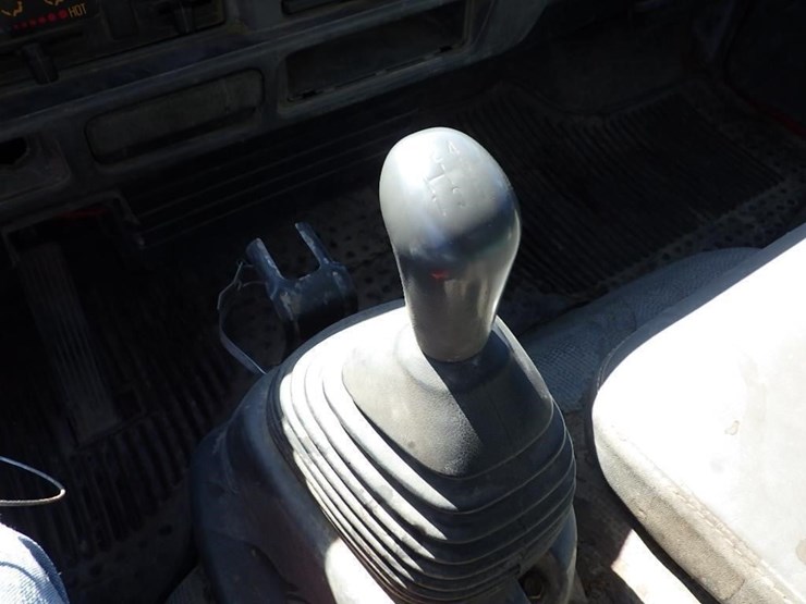 2004-isuzu-nqr-image-31