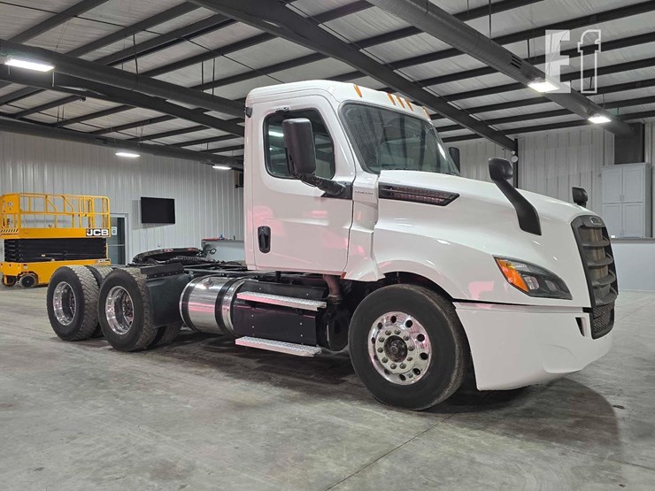 2020-freightliner-cascadia-126-image-2