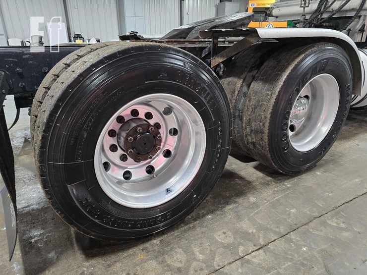 2016-kenworth-t880-image-25