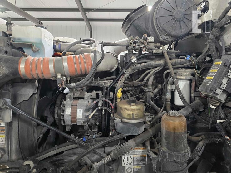 2013-peterbilt-384-image-18