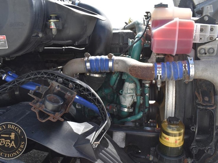 2015-volvo-vnl64t670-image-27